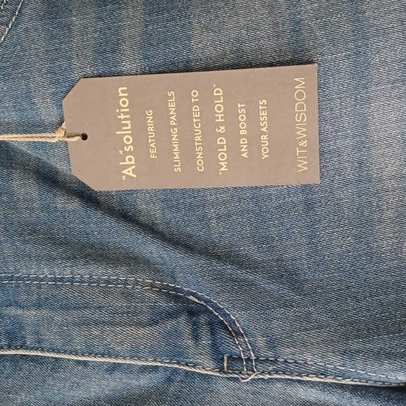 New Jeans High Rise Light Blue Denim Flare Strectchy Curvy 14W, inseam 24 inches - Picture 5 of 9